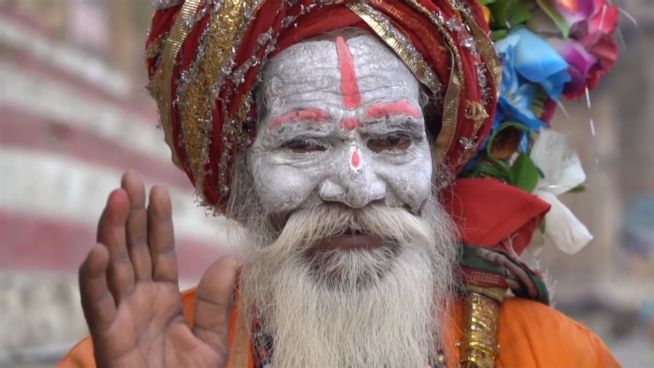 Varanasi: Wo Leichen am Fluss brennen und Großtiere frei herumrennen