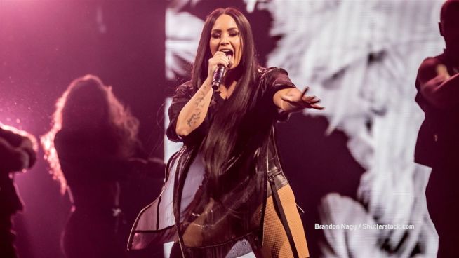 Null Scham: Demi Lovato liebt ihren Bauch- und Beinspeck