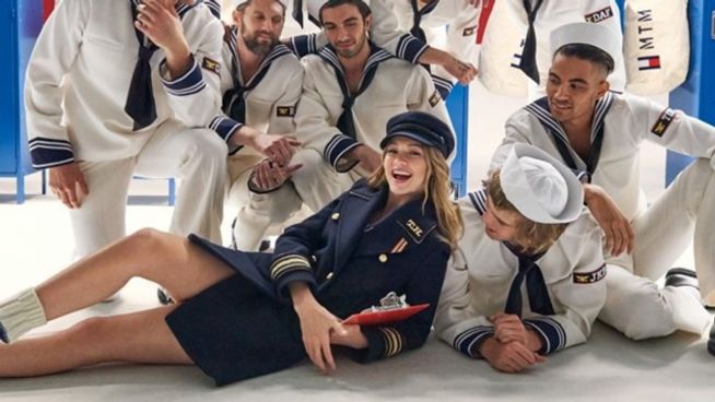 Für Hilfiger: Gigi schlüpft in knappes Marine-Outfit